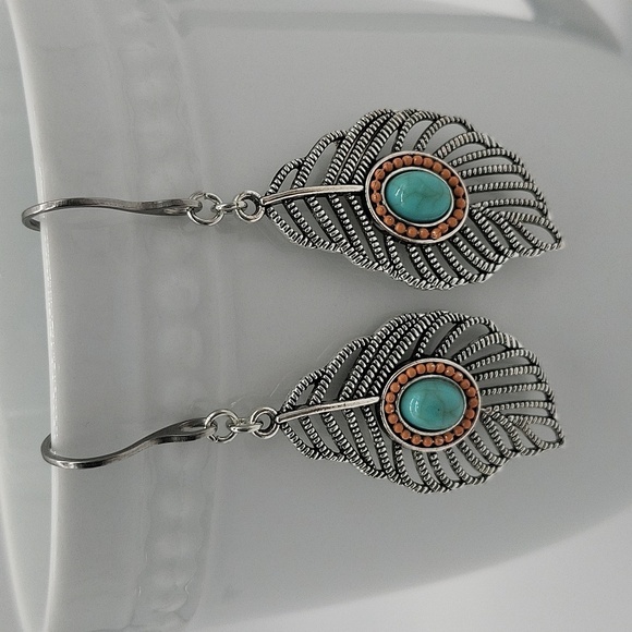 533- Handmade Boho Leaves Dangle Earrings NWT - Picture 1 of 4